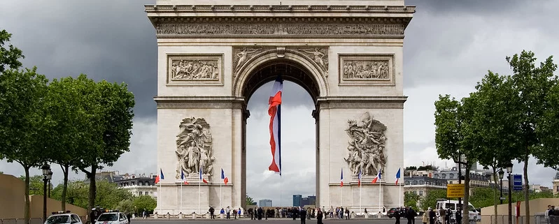 Празднование 8 мая у Триумфальной арки