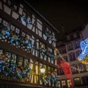 Strasbourg_illuminations_de_Noël_rue_Mercière_5_décembre_2014_01 Уличные украшения в Страсбурге