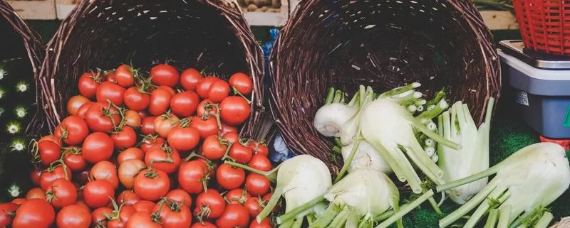 Овощи на рынке в Париже