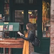 bookshop-bookstore-paris-person Книжный магазин в Париже