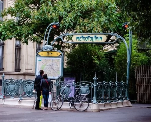 Вход в метро в Париже