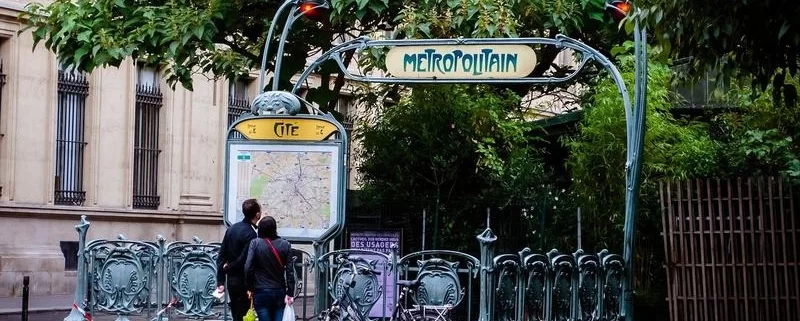 Вход в метро в Париже