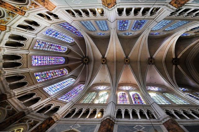 Denis Doukhan / Pixabay Витражи собора изнутри