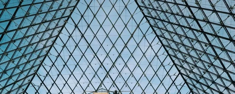 В пирамиде Лувра