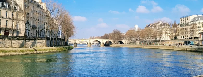 Март в Париже