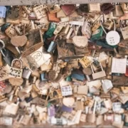 kris-fields-gAcGyjSQpvA-unsplash Замочки на мосту Искусств