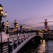 leonard-cotte-R5scocnOOdM-unsplash (1) Мост Александра III в вечерней подсветке
