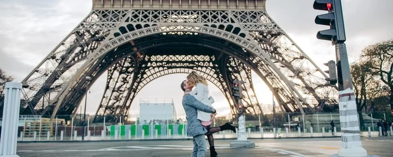 Влюбленные под Эйфелевой башней
