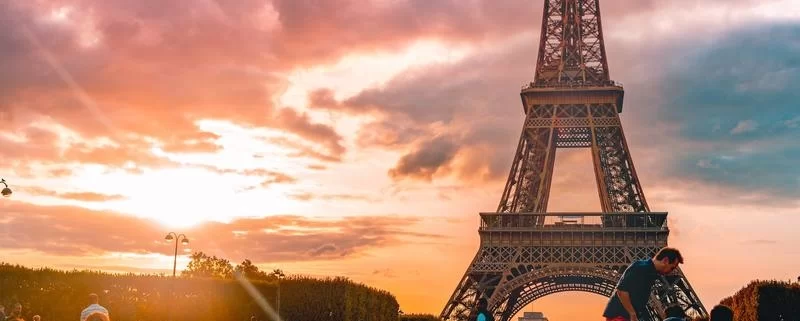 Марсово поле перед Эйфелевой башней