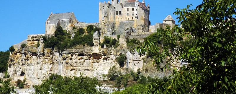 Замок Бенак в Дордони