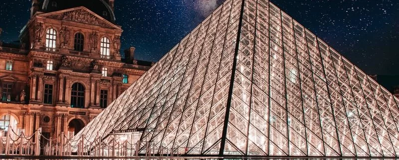 Лувр откроют ночью
