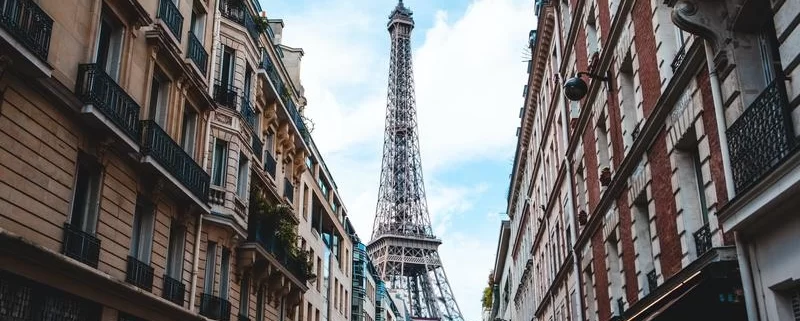 Эйфелева башня с улицы Монтессуй