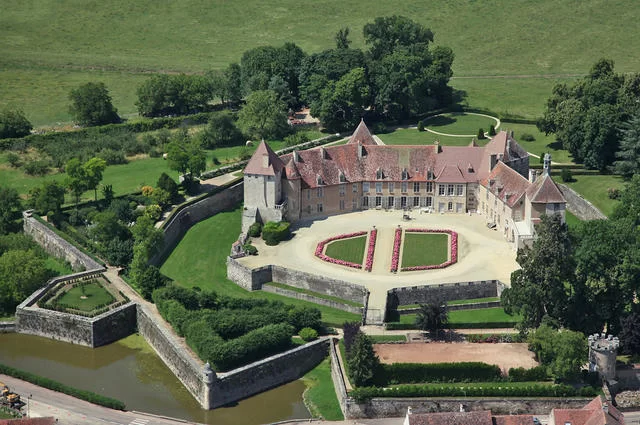 Association du Château d'Epoisses / Wikimedia Commons / CC-BY-SA 4.0 Шато д'Эпуас