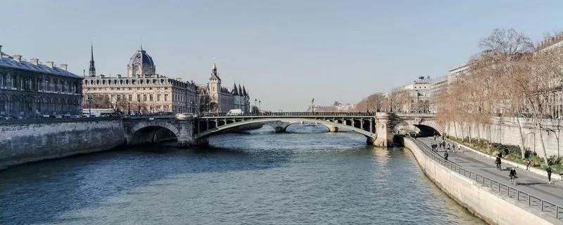 Март в Париже