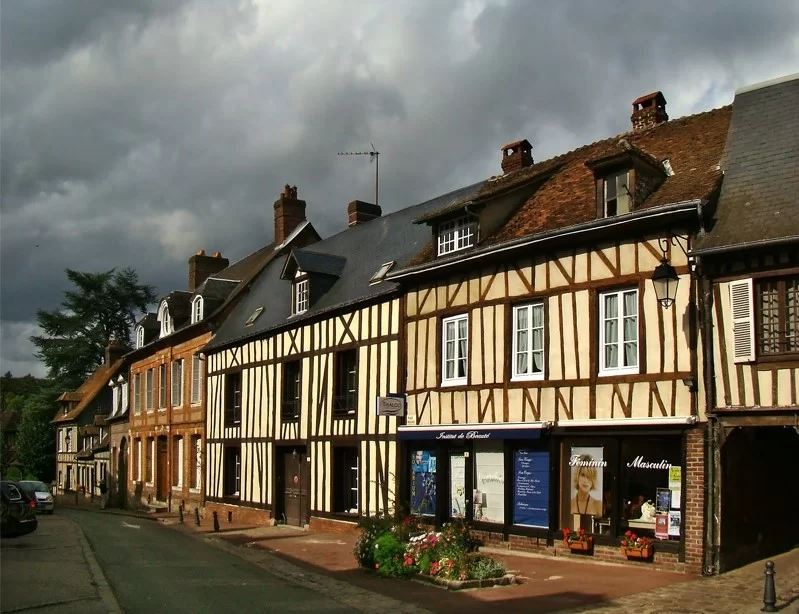 Здания Лион-ла-Форе