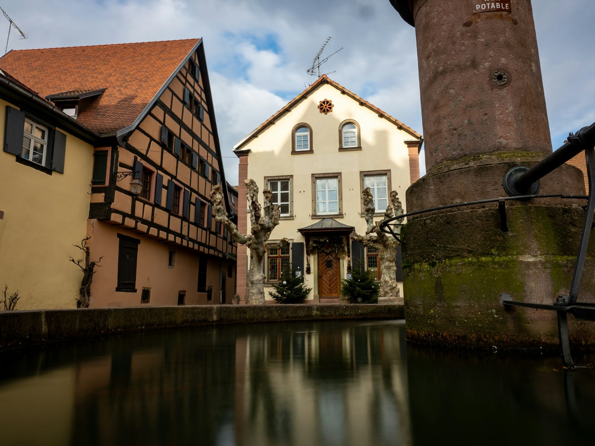 Фонтан на площади Вольтера (La Fontaine de la Place Voltaire) в Риквире