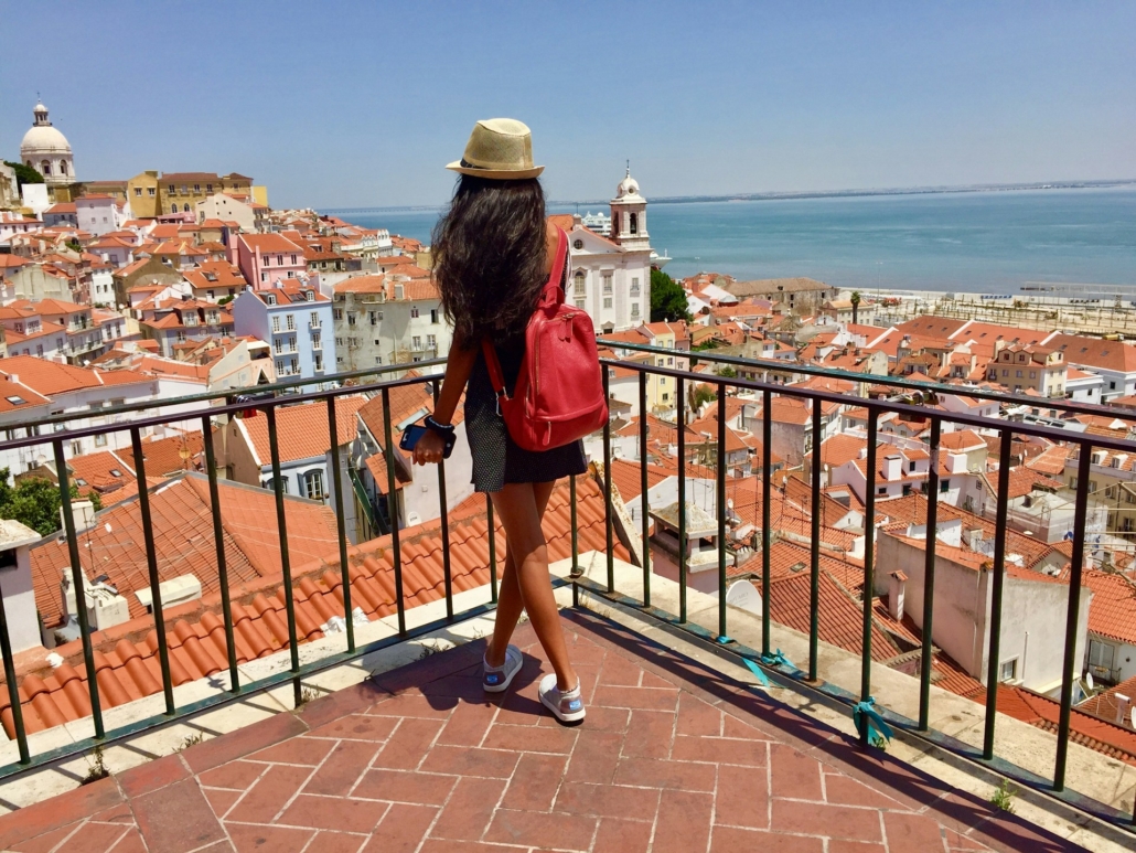 смотровая площадка с видом на Алфаму и Тежу Лиссабон в ритме шагов — аудиогид TouringBee